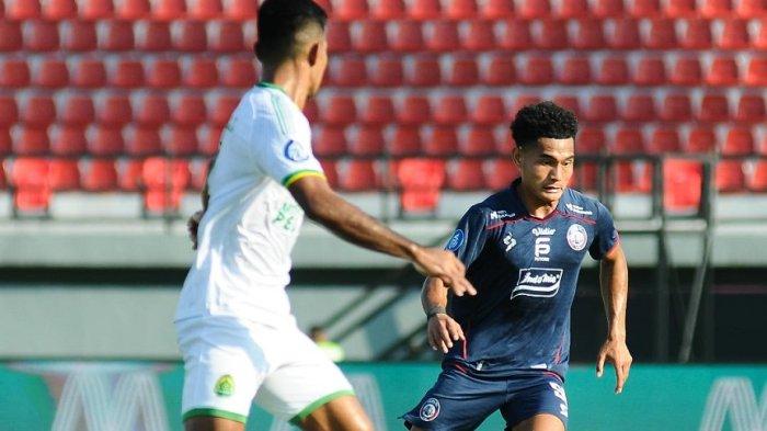 Pemain Arema FC Mikael Tata saat menghadapi Persikabo pada Rabu (30/8/2023).