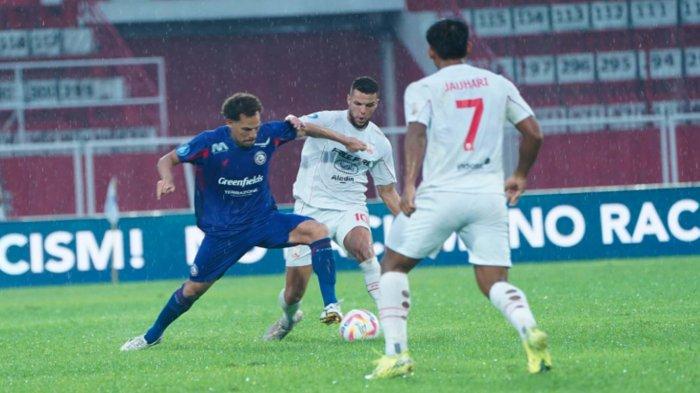 Pemain Arema FC Pablo Oliveira saat berduel dengan pemain Persis Solo saat kedua tim bertemu di pekan 14 Liga 1 2024/2025 di stadion Soepriadi Blitar pada Kamis (12/12/2024).