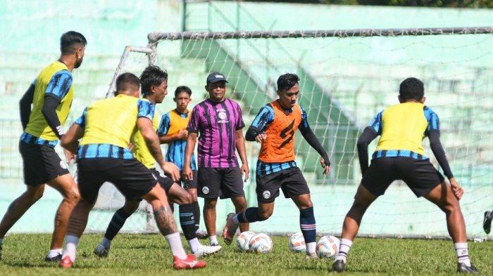 Pemain Arema FC saat latihan di Stadion Gajayana, Kota Malang, Jumat (26/1/2024).
