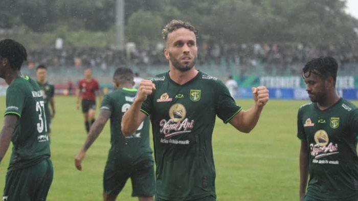 Pemain Persebaya Surabaya, Ze Valente, dalam laga melawan PSS Sleman, Senin (13/2/2023).