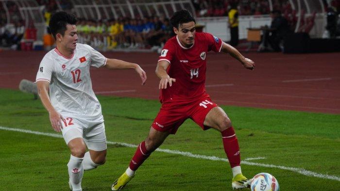 Pemain Timnas Indonesia, Nathan Tjoe-A-On di laga melawan Vietnam di stadion Utama Gelora Bung Karno, 21 Maret 2024