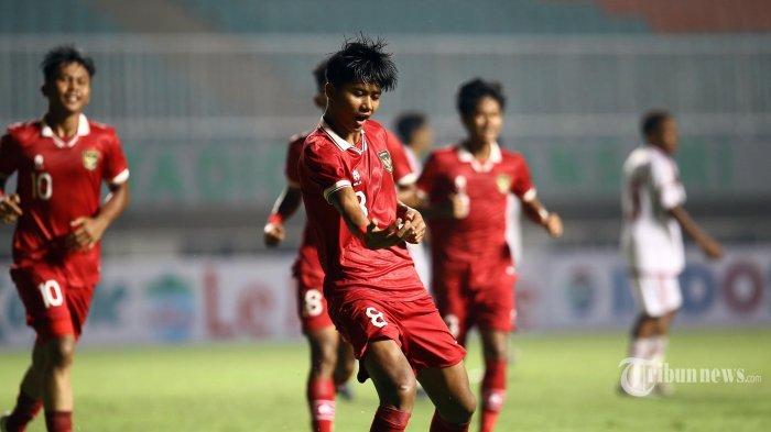 Pemain Timnas Indonesia U-17 asal Blitar, Arkhan Kaka melakukan selebrasi usai menjebol gawang Timnas Uni Emirat Arab U-17 dalam pertandingan Kualifikasi Piala Asia U-17 2023 di Stadion Pakansari, Cibinong, Bogor, Rabu (5/10/2022) malam. Arkhan Kaka berkesempatan cetak gol lagi di laga Timnas Indonesia U-17 Vs Malaysia di laga pamungkas Grup B Kualifikasi Piala Asia U-17 2023, Minggu malam