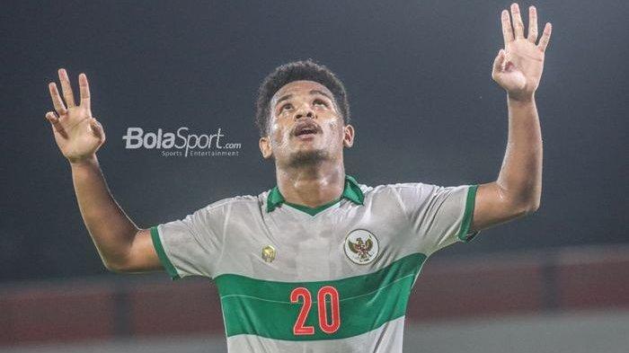 Pemain Timnas Indonesia, Ramai Rumakiek, melakukan selebrasi seusai mencetak satu gol dalam laga di Stadion Kapten I Wayan Dipta, Gianyar, Bali, 30 Januari 2022.