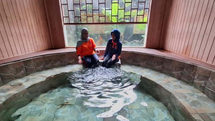 JACUZZI CANGAR - Kawasan Pemandian Air Panas Alam Cangar milik Pemprov Jatom kini menghadirkan konsep wisata premium dengan fasilitas pemandian VIP. Inovasi pemandian air panas eksklusif ini merupakan inisiasi Dinas Kehutanan melalui UPT Tahura Raden Soerjo.