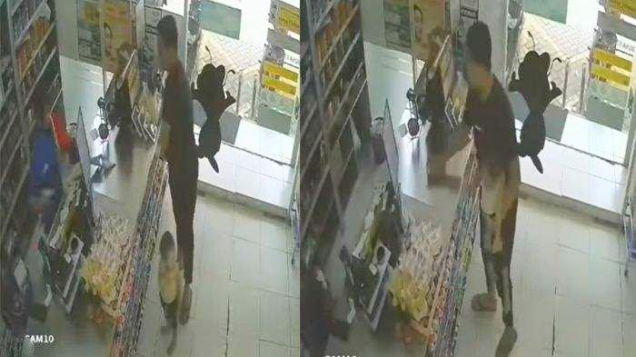 Pembeli minimarket membayar barang belanjaan ke kasir