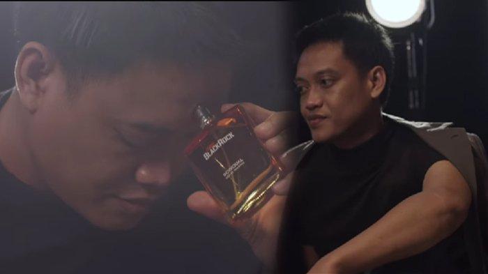Penampilan Kurnia Meiga saat jadi model iklan parfum