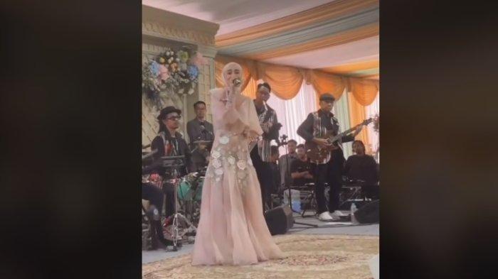Penampilan Lesti Kejora di resepsi anak Haji Ciut si Crazy Rich Kalsel
