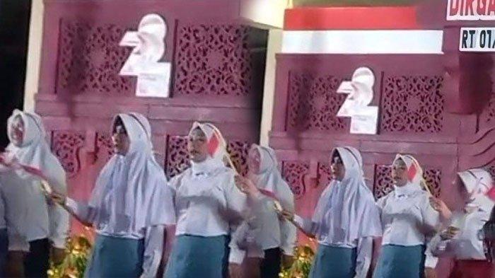 Penampilan emak-emak menggunakan seragam sekolah pada malam tirakatan di Semarang