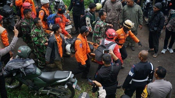 Pendaki gunung Marapi berhasil dievakuasi petugas Senin (4/11/2023)