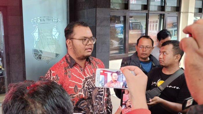 LAPORKAN DOKTER PERSADA HOSPITAL MALANG - Satria Marwan, pengacara korban dugaan pelecehan seksual oleh dokter Persada Hospital Malang, memberikan keterangan seusai mendampingi kliennya, QAR (31) melaporkan kasusnya ke Polresta Malang, Jumat (18/4/2025). QAR asal Bandung, Jawa Barat (Jabar) mengaku dilecehkan sang dokter saat menjalani perawatan pada 2022 silam.