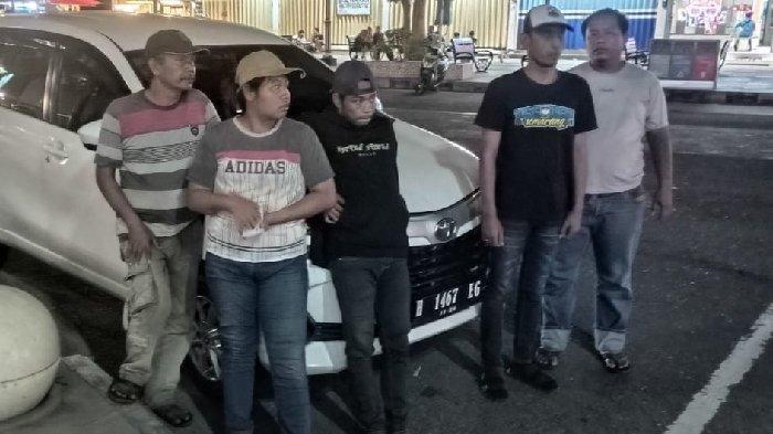 Pengamen sultan asal Kota Semarang Jawa Tengah diciduk Satpol PP Ponorogo. Dikatakan elit karena mengendarai mobil dan dalam sejam mampu raup Rp264 Ribu