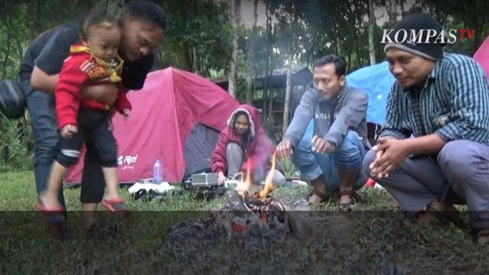 Pengunjung camping di Coban Jahe