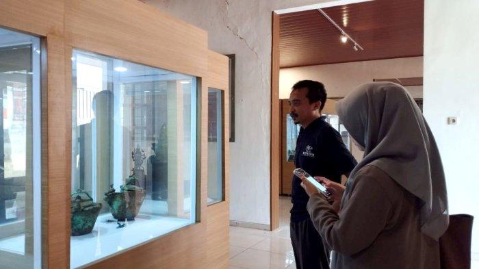 Pengunjung melihat koleksi di Museum Singhasari, Kabupaten Malang. 