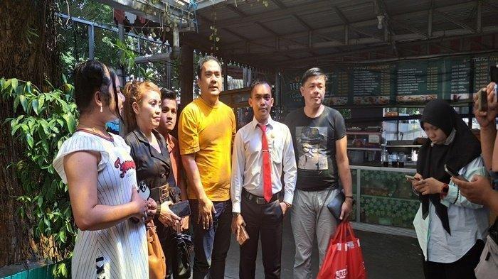 Penyanyi dangdut Saipul Jamil merayakan ulang tahun bersama terdakwa UU ITE Lina Mukherjee di Lapas Perempuan Palembang, Senin (31/7/2023). (SRIPOKU.COM / Oki Pramadani)