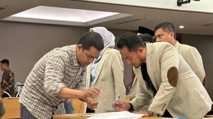 Penyerahan berita acara dalam rapat pleno penetapan hasil Pilkada Kabupaten Pasuruan 2024.