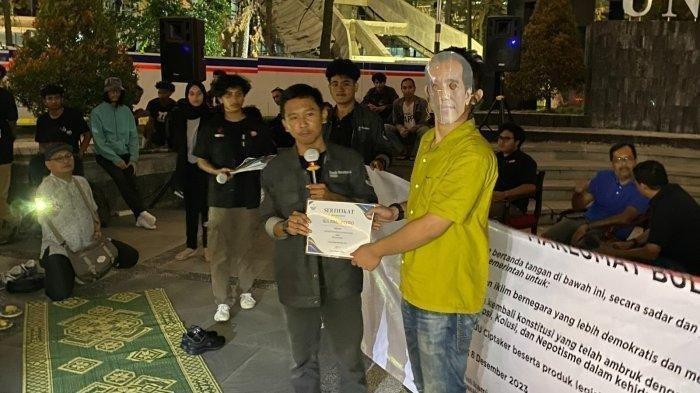 Penyerahan sertifikat alumni UGM paling memalukan dari BEM KM untuk Presiden Jokowi, di Bundaran UGM, Yogyakarta, Jumat (8/12/2023). (TRIBUNJOGJA.COM/Azka Ramadhan)