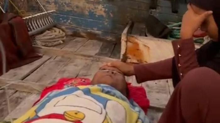 MENERJANG OMBAK - Perahu milik nelayan Pulau Mandangin, Madura, membawa pasien yang dirujuk dari Puskesmas setempat ke RS di Kecamatan/Kabupaten Sampang, Madura.