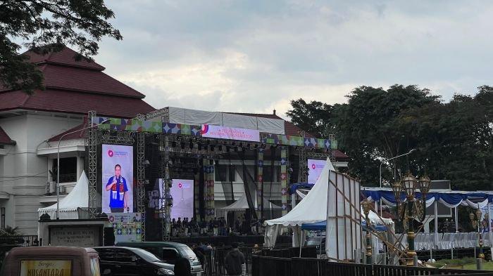 Panggung konser Denny Caknan di Balai Kota Malang dalam rangka memberi hiburan kepada masyarakat sembari merayakan tahun baru 2025, Selasa (31/12/2024).