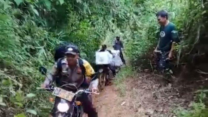 Perjuangan melewati jalan setapak dan medan licin, berliku petugas Polres OKU antar logistik pemilu