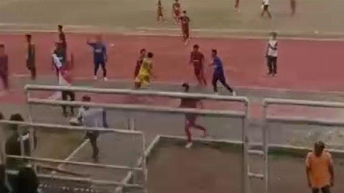 Perkelahian antara Persekobi (Bima) dan PS Hamzanwadi (Lombok Timur) di Gor Turide Kota Mataram