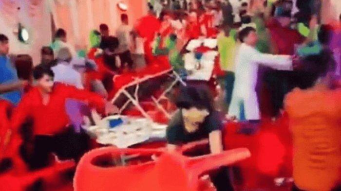 PERNIKAHAN RICUH - Pernikahan pasangan pengantin di India menjadi kacau karena ulah keluarga mereka. Keluarga mempelai saling lempar kursi dan baku hantam gegara makanan yang disajikan tidak sesuai dengan kesepakatan