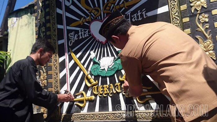Persaudaraan Setia Hati Terate (PSHT) Ranting Desa Sobontoro Kecamatan Boyolangu, Tulungagung bersama perangkat desa menghancurkan logo perguruan di tugu pencak silat. Tugu di Dusun Karanggude ini didirikan PSHT Sobontoro sejak 2018 lalu, bekerja sama dengan warga sekitar.
