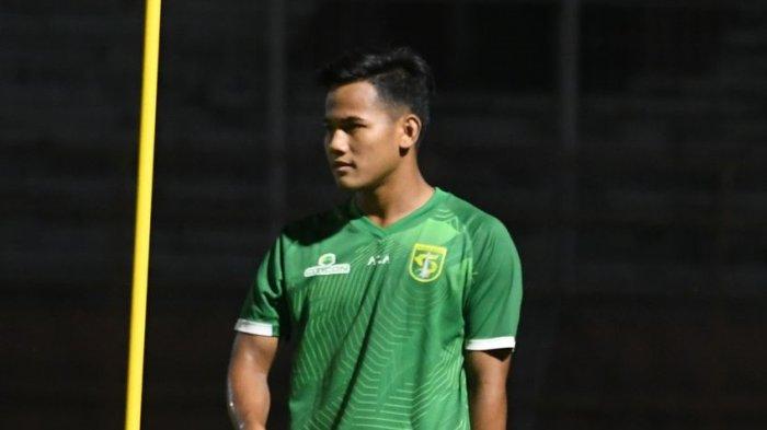 Pemain muda Persebaya Surabaya, Toni Firmansyah, saat berlatih di Stadion Gelora 10 Nopember, Surabaya, Senin (18/3/2024) malam.