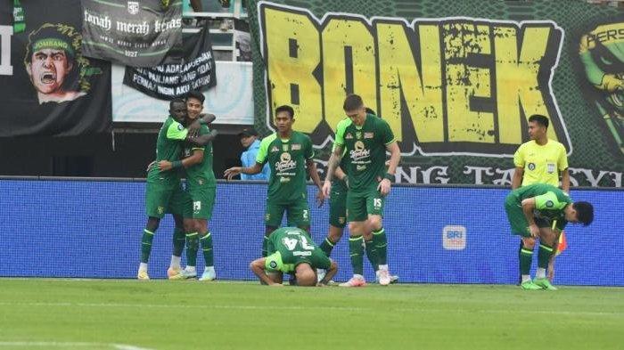 Selebrasi Persebaya Surabaya saat mengalahkan Arema FC 3-2 di Stadion Gelora Bung Tomo (GBT), Sabtu (7/12/2024).