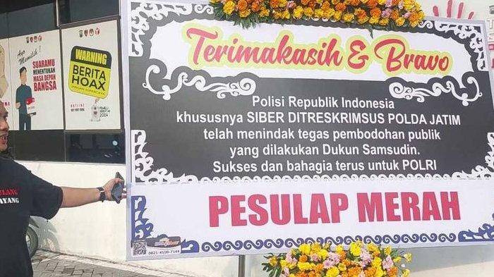Pesulap Merah mengirimkan karangan bunga ke Polda Jatim sekaligus pesan menohok untuk Samsudin