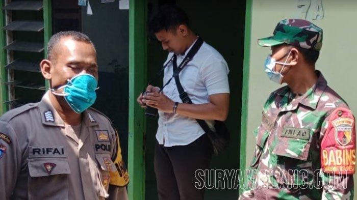 Petugas Babinsa dan Bhabinkamtibmas Kelurahan Singonegaran, Kota Kediri saat akan mengevakuasi Arif Budiman (45) dan ibunya, Utami Sri Rahayu (67), warga Kelurahan Singonegaran Kecamatan Pesantren, Kota Kediri.