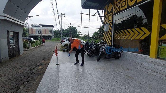 Petugas kepolisian melakukan TKP di lokasi gym jatuhnya wanita dari lantai 3 Selasa 18 Juni 2024
