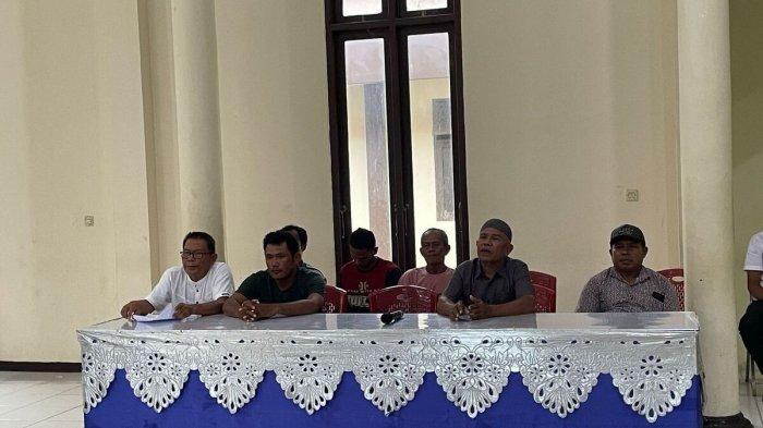 Pimpinan Majelis Ulama Indonesia (MUI) Kabupaten Seram Bagian Barat, Maluku, saat berdialog dengan para pimpinan tarekat La Bandunga. Mereka dipertemukam dengan pimpinan MUI Kabupaten Seram Bagian Barat di aula Kantor Polres Seram Bagian Barat, Rabu (9/4/2025).(Sekretaris MUI Seram Bagian Barat)