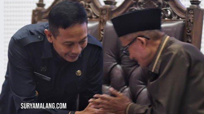 Pj Wali Kota Malang, Wahyu Hidayat (kiri) bersalaman dengan Wakil Ketua 1 DPRD Kota Malang Abdurrochman (kanan) saat rapat Paripurna DPRD Kota Malang Penyampaian Penjelasan Walikota Terhadap Ranperda Pertanggungjawaban Pelaksanaan APBD Tahun Anggaran 2023 di ruang rapat Paripurna DPRD Kota Malang, Kamis (30/5/2024).