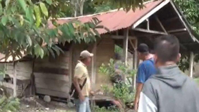  Polisi melakukan pengepungan di lokasi persembunyian Indra Septiarman, tersangka pembunuhan gadis penjual gorengan di Padang Pariaman. (Youtube tvOneNews)