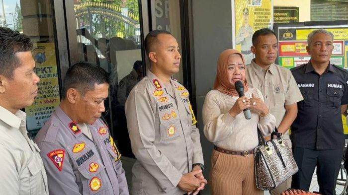 Kabag Ops Polres Kediri Kota, Kompol Mukhlason, Kapolres Kediri Kota, AKBP Bramastyo Priaji, saat bertemu dengan Maria, ibu RZ di Mapolres Kediri Kota, Selasa (19/11/2024).