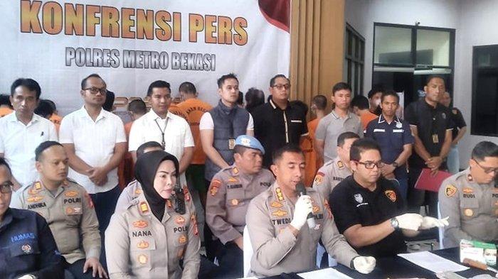 Polres Metro Bekasi berhasil meringkus dua residivis pencuri uang dengan modus ganjal mesin ATM