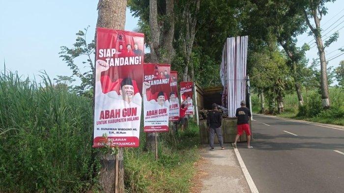 Relawan Poros Perjuangan saat melakukan sosialisasi kepada masyarakat dengan memasang Alat Peraga Sosialisasi (APS) di 33 kecamatan seluruh Kabupaten Malang, Jumat (10/5/2024).