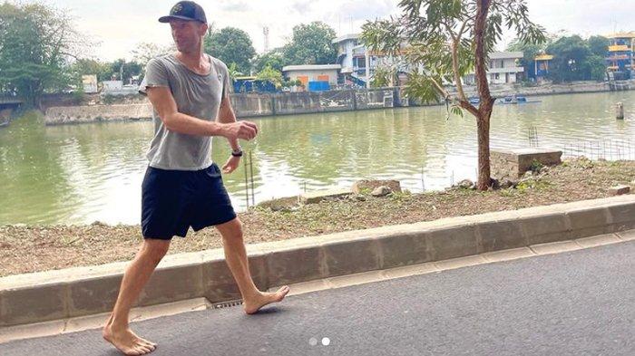 Postingan Chris Martin vokalis Codplay nyeker di jalan Jakarta bak anak BKT