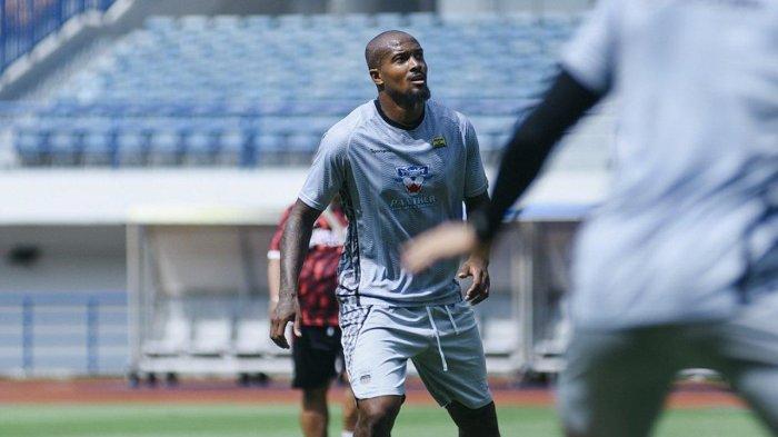  Potret Gervane Kastaneer di sesi latihan Persib Bandung. (Instagram @persib)