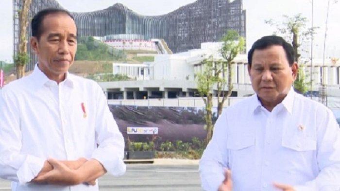 Presiden Jokowi dan Menteri Pertahanan Prabowo Subianto saat berada di IKN.