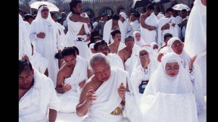 Presiden Soeharto dan keluarga melaksanakan ibadah haji pada 1991. (Twitter Tutut Soeharto)