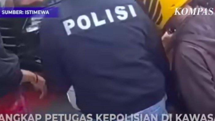 Pria berjaket polisi ikut dalam penangkapan Saipul Jamil 1