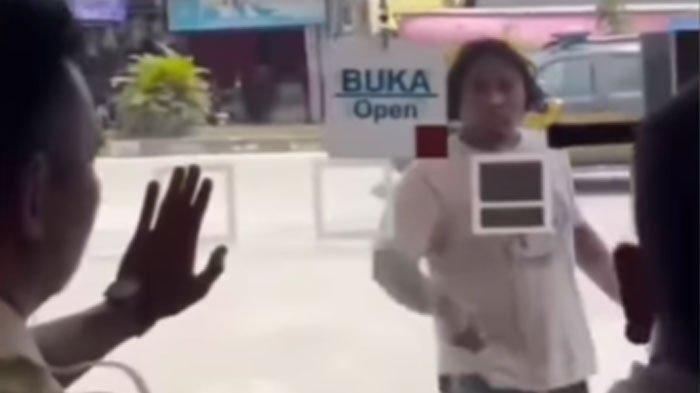  Pria ngamuk dilarang tarik tunai Rp100 juta di bank, padahal dirinya tak punya tabungan. (Instagram/@lambe_turah)