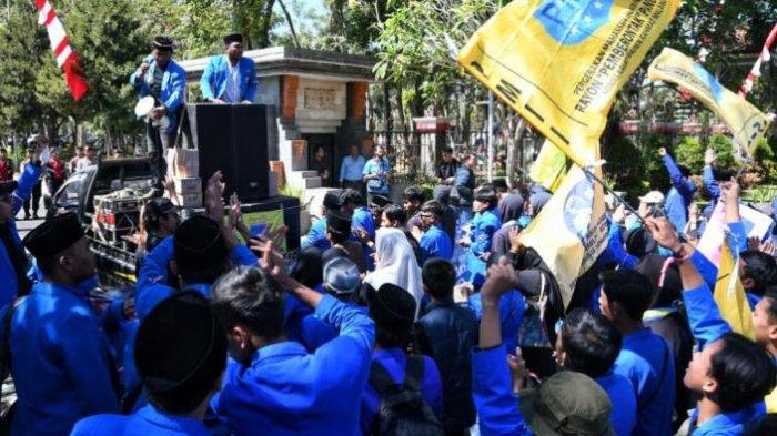 Puluhan mahasiswa PMII melakukan aksi di Pendopo Panji, Kabupaten Malang, Jawa Timur, Senin (14/8/2023).