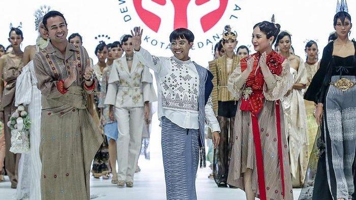 Raffi Ahmad dan Nagita Slavina beserta desainer Surya Abduh di runway JFW 2024