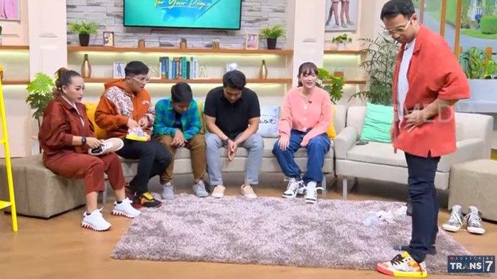 Raffi Ahmad memakai produk sepatu buatan Rivan