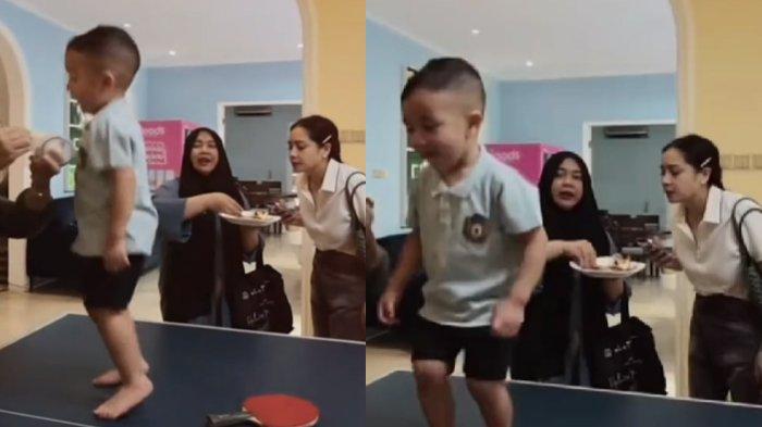 Rayyanza alias Cipung loncat-loncat di atas papan tenis