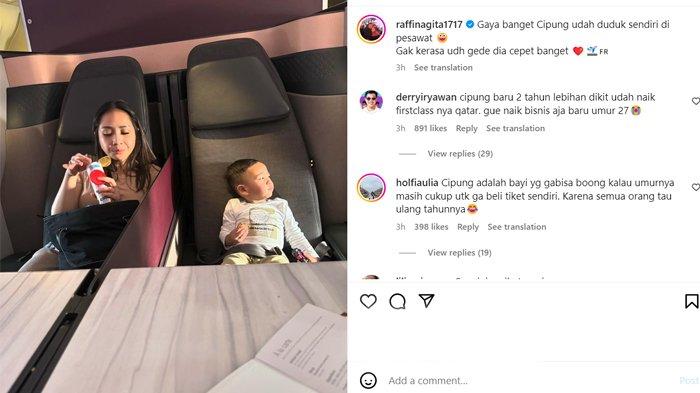Rayyanza duduk sendiri di pesawat