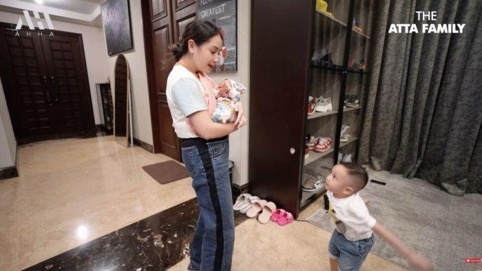 Rayyanza merengek saat Nagita Slavina gendong Azura adik Ameena