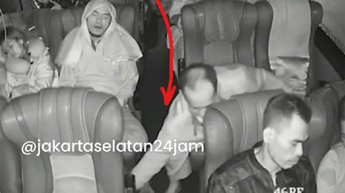Rekaman CCTV pelaku mencuri laptop di bus 1